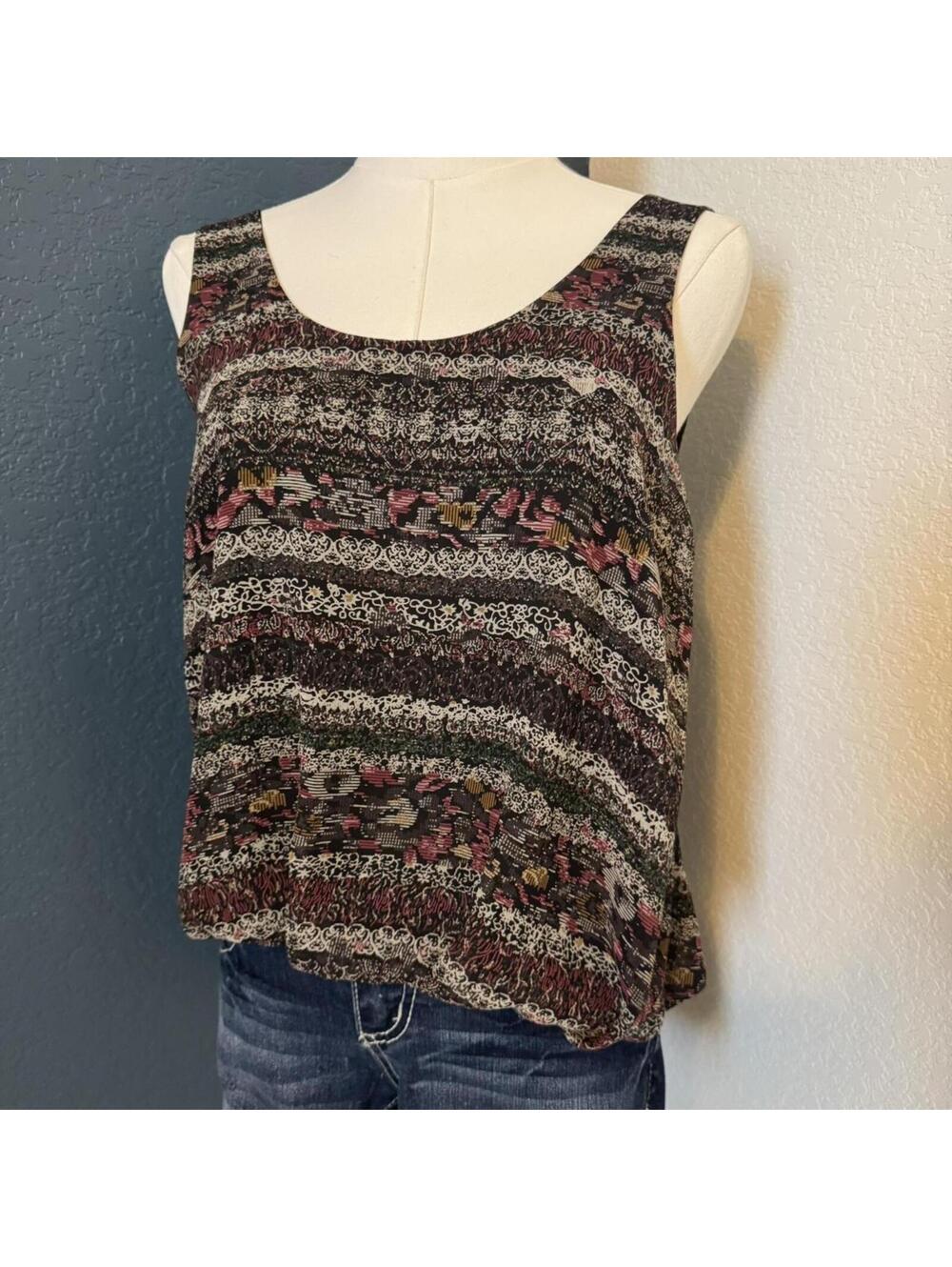 ASTR‎ Floral Needlepoint Pattern Hi Low Bubble Tank, Medium